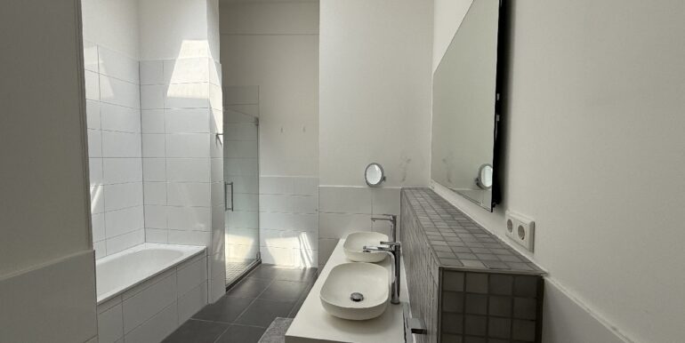 Bade mit Dusche Wanne und WC