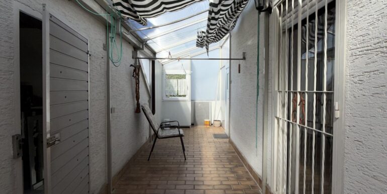 überdachter Übergang Garagenzimmer