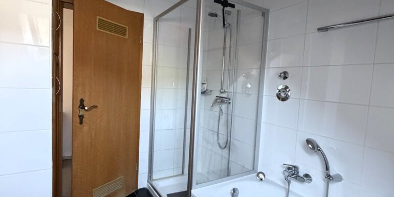 Bad mit Wanne und Dusche