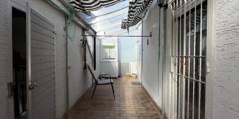 überdachter Übergang Garagenzimmer