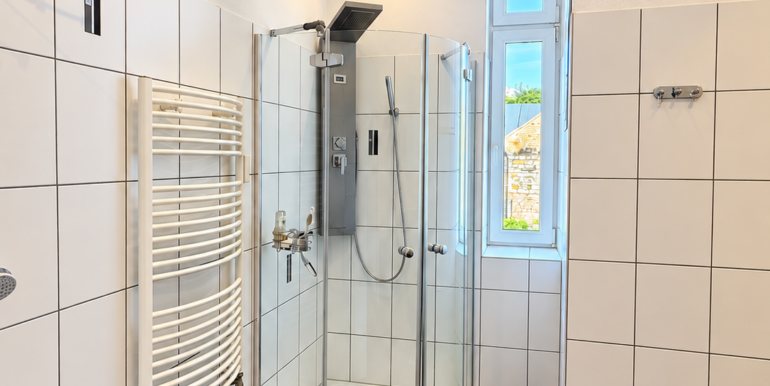 Dusche und Wanne